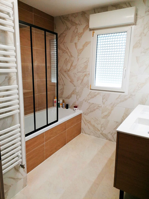 Rénovation d'une salle de bain avec du carrelage marron et marbre