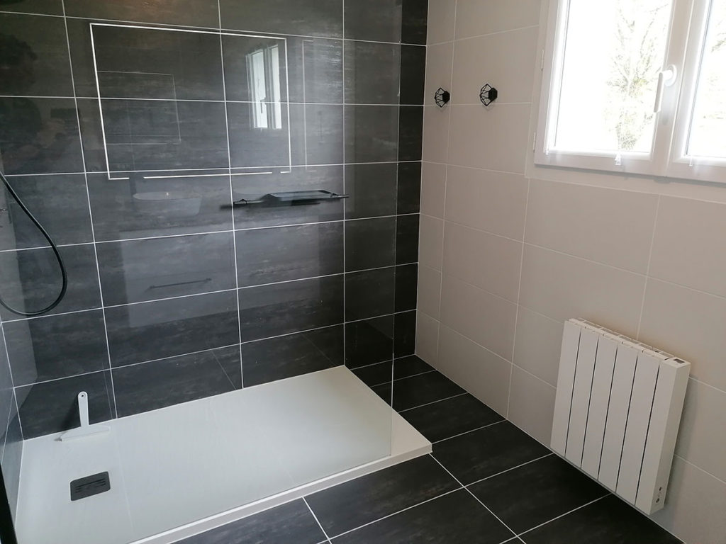 Rénovation d'une salle d'eau avec une douche en carrelage noir et blanc